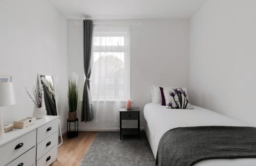 Plaistow South House | 4 Bed House - Sleeps 8 - Garden Pets Wifi