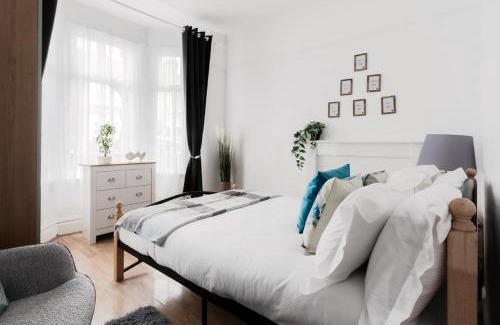 Plaistow South House | 4 Bed House - Sleeps 8 - Garden Pets Wifi