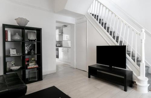 Plaistow South House | 4 Bed House - Sleeps 8 - Garden Pets Wifi