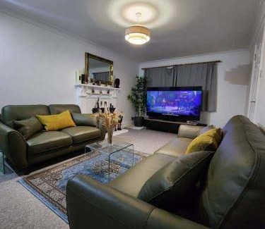 Buckingham House | 4 Bed House - Sleeps 8 - Parking - Garden - Wifi