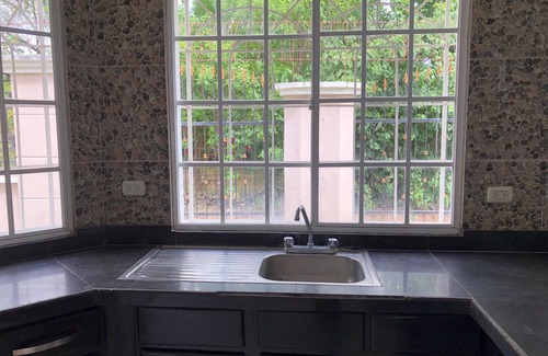 Nindiri House | 4 Bed House-Sleeps 8-Pet Friendly-Private Garden