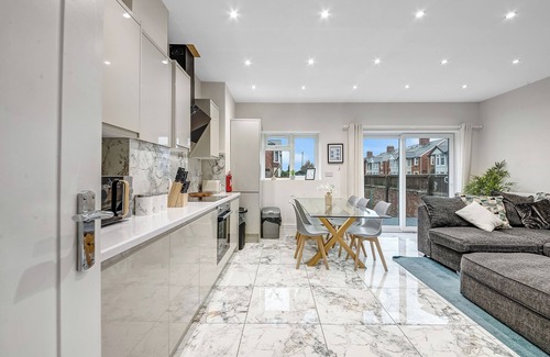 Cowley House | 4 Bed House - Sleeps 9 - Garden - Parking - Wifi