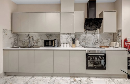 Cowley House | 4 Bed House - Sleeps 9 - Garden - Parking - Wifi