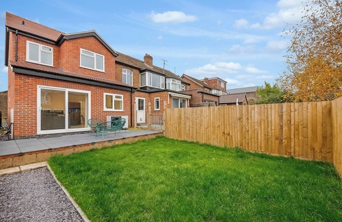 Cowley House | 4 Bed House - Sleeps 9 - Garden - Parking - Wifi