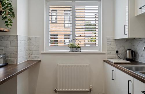 Coulsdon West House | 4-Bed in Coulsdon 20 min London, 20 min Gatwick