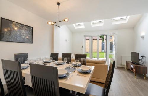 Coulsdon West House | 4-Bed in Coulsdon 20 min London, 20 min Gatwick