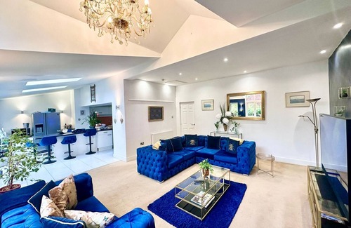 Usk House | 4 Bed Modern Home Near Top Attractions in Usk