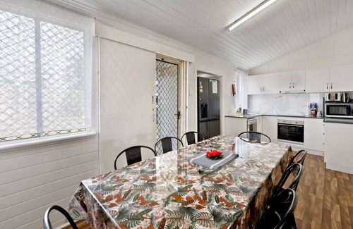Mackay House | 4-Bed QLDer: Deck+TV, 100m to Water Park & Caneland, 3 Car Parks. Sleeps 11