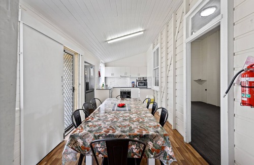 Mackay House | 4-Bed QLDer: Deck+TV, 100m to Water Park & Caneland, 3 Car Parks. Sleeps 11