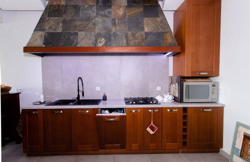 Yerevan Villa | 4 Bed Villa Estate Sleeps 7 - Pool, Garden, Sauna