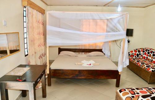 Galu Villa | 4 Bed Villa - Sleeps 8 - Pool - Garden - Parking