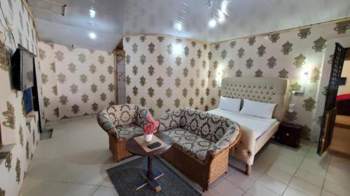 Galu Villa | 4 Bed Villa - Sleeps 8 - Pool - Garden - Parking