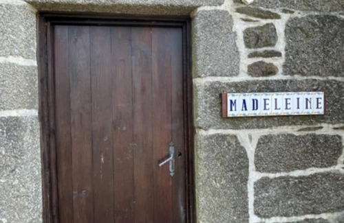 Saint-Nicolas-du-Pelem House | 4 Bedroom House, Sleeps 10, Swimming Pool, Wi-Fi, family & pet friendly