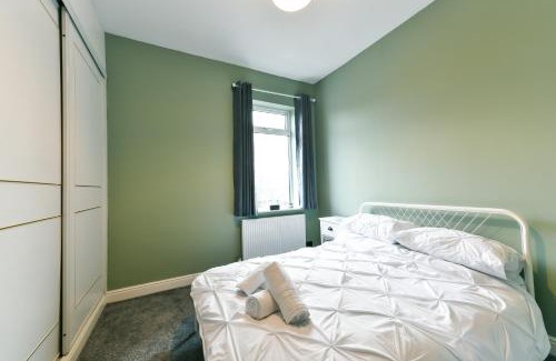 Pontefract Apartment | 4 Bedroom, 2 bathroom house - Free Parking