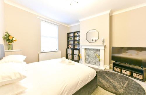 Pontefract Apartment | 4 Bedroom, 2 bathroom house - Free Parking