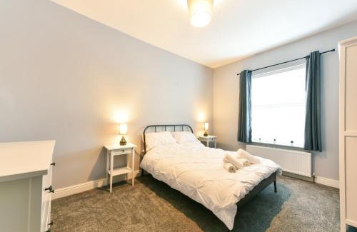Pontefract Apartment | 4 Bedroom, 2 bathroom house - Free Parking