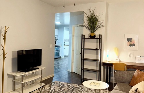 Grand Boulevard Apartment | 4-bedroom apartment in marvelous Chicago with Workout Mirror, AC