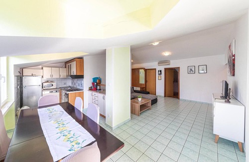 Okrug Donji Apartment | 4 bedroom cozy apartment in Okrug Donji