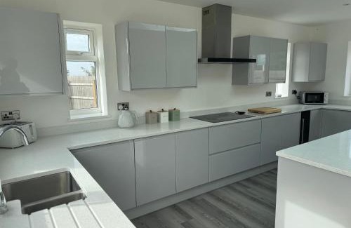 Weston-super-Mare House | 4 bedroom detached home sleeps 8