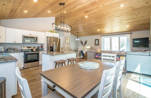 Conway House | 4-bedroom dog friendly house with Hot Tub, AC, WiFi, TV. Enjoy a cozy stay.