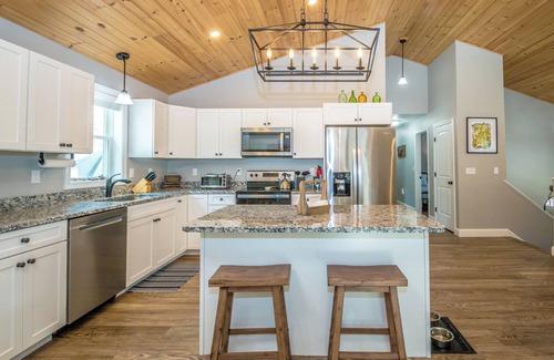 Conway House | 4-bedroom dog friendly house with Hot Tub, AC, WiFi, TV. Enjoy a cozy stay.