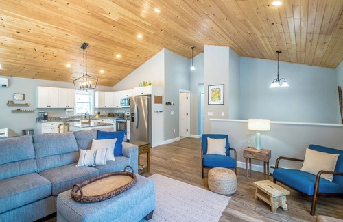 Conway House | 4-bedroom dog friendly house with Hot Tub, AC, WiFi, TV. Enjoy a cozy stay.