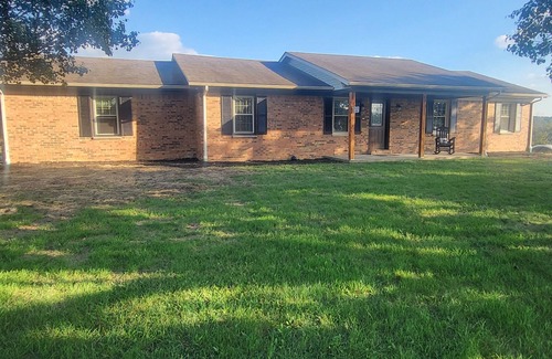 Chaplin House | 4-bedroom farm house in charming Lawrenceburg with a pool and hot tub.