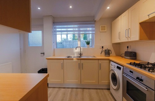 Winchester House | 4 Bedroom Gateway: Winchester - Town Centre 4 mins.
