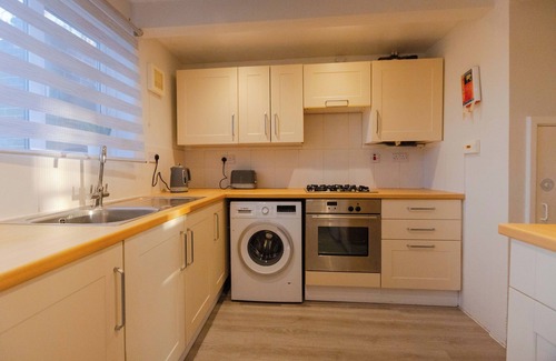 Winchester House | 4 Bedroom Gateway: Winchester - Town Centre 4 mins.