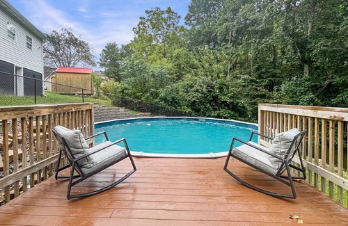 Eccles House | 4-bedroom house in charming Beckley with AC, relaxing back porch, pet friendly