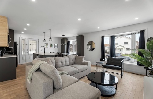 Longueuil House | 4-bedroom house in delightful Longueuil with AC, bar and karaoke