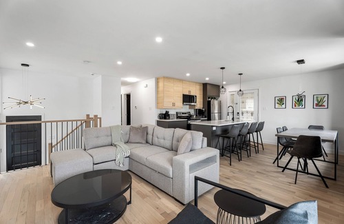 Longueuil House | 4-bedroom house in delightful Longueuil with AC, bar and karaoke