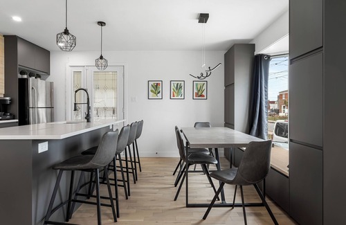 Longueuil House | 4-bedroom house in delightful Longueuil with AC, bar and karaoke
