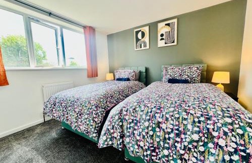 Basildon House | 4 Bedroom House in the Heart of Basildon 2 mins to Town Center I Weekly or Monthly Stay Offer I Free Parking I Sleeps 7