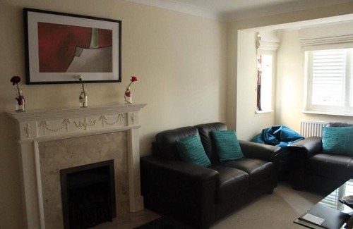 Burghfield House | 4 bedroom House with Parking and Free Wifi