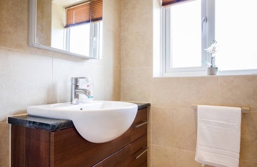 Burghfield House | 4 bedroom House with Parking and Free Wifi