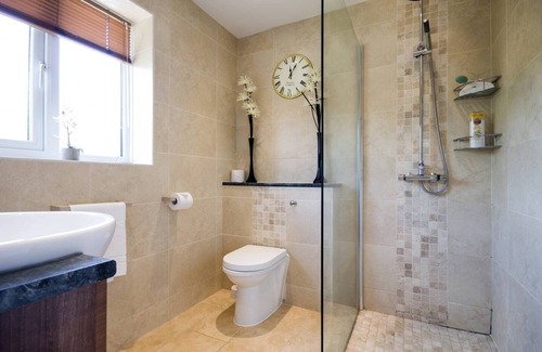 Burghfield House | 4 bedroom House with Parking and Free Wifi