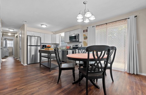 Perry House | 4 bedroom, King Bed, 4 min to Fairgrounds, TVs in all Rooms