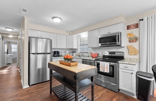 Perry House | 4 bedroom, King Bed, 4 min to Fairgrounds, TVs in all Rooms