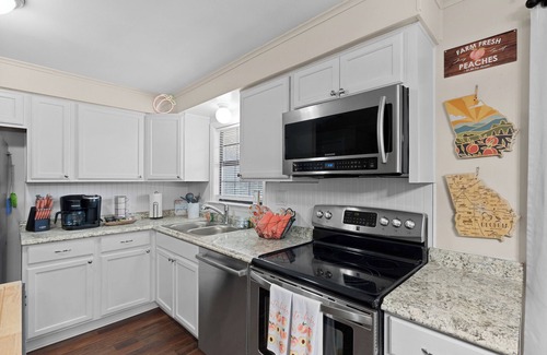 Perry House | 4 bedroom, King Bed, 4 min to Fairgrounds, TVs in all Rooms