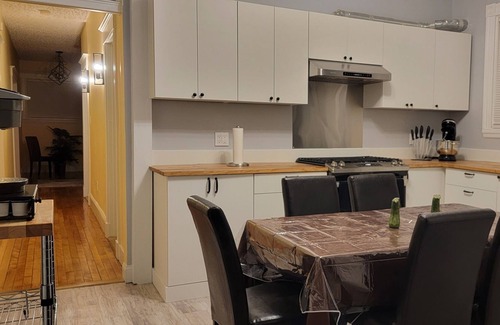 Roxbury Apartment | 4 bedroom, 👑 King bed, free 🅿️ Parking, walk to T, minutes to Downtown Boston