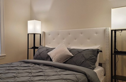 Roxbury Apartment | 4 bedroom, 👑 King bed, free 🅿️ Parking, walk to T, minutes to Downtown Boston