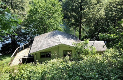 Seguin Cottage | 4 Bedroom Lake Joseph Muskoka cottage, lake life at its finest!