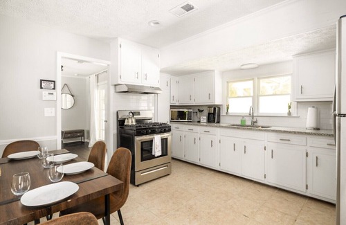 Belvedere Park House | 4 Bedroom Modern Renovation Minutes Downtown ATL