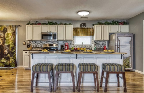 Sevierville Cottage | 4 Bedroom One Story Pet Friendly Close to Pigeon Forge-outdoor Kitchen- Hot tub