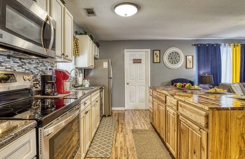 Sevierville Cottage | 4 Bedroom One Story Pet Friendly Close to Pigeon Forge-outdoor Kitchen- Hot tub