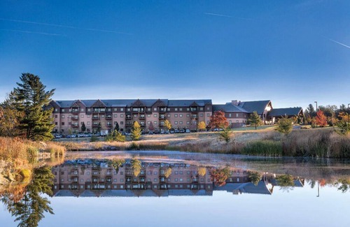 Lake Delton Condo | 4 Bedroom Presidential Suite @ Glacier Canyon Lodge, Waterpark Passes, Sleeps 10