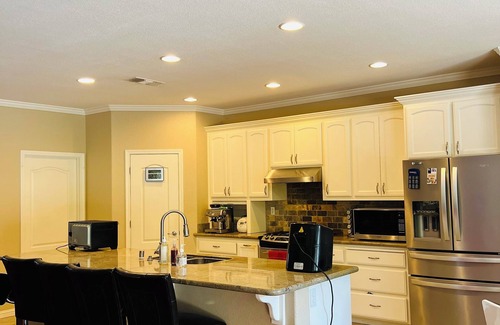 Sacramento Resort | 4-bedroom resort charming, Sacramento WiFi, AC, swimming pool, freeway intersect