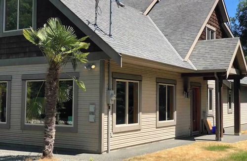 Central Saanich House | 4 Bedroom Seabrook Farmhouse with Hot Tub & Swimming Pool on 8 Acre Berry Farmn