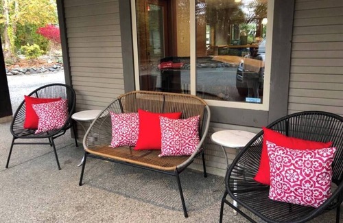 Central Saanich House | 4 Bedroom Seabrook Farmhouse with Hot Tub & Swimming Pool on 8 Acre Berry Farmn